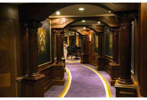 la elegante entrada al Cabaret Lounge